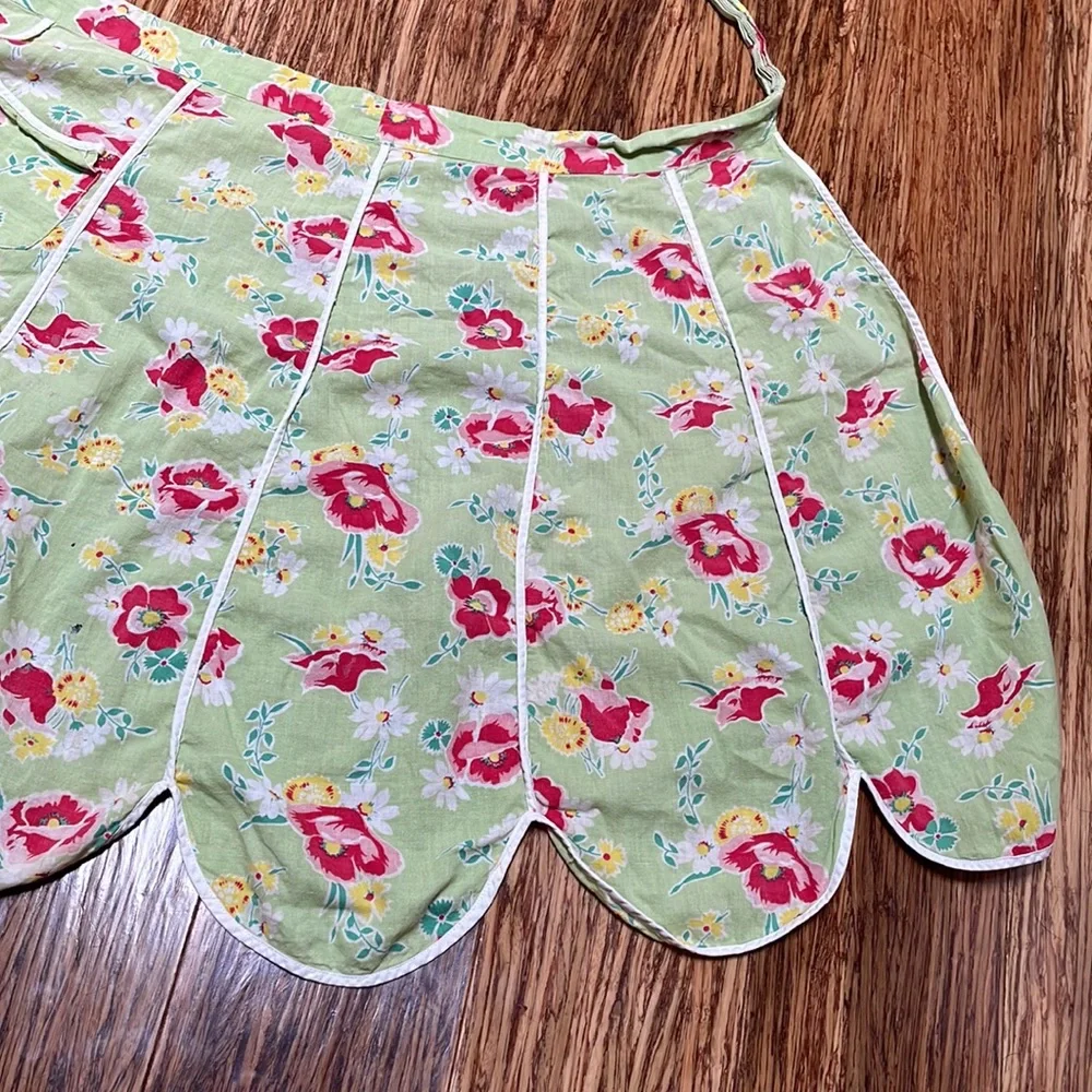 Vintage floral print tulip hem apron